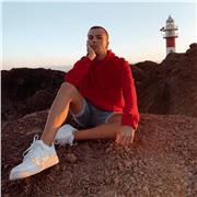 Maestro de educación infantil ofrece clases a alumnos de primaria